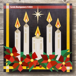 Könnte beinhalten: Ein schwarzer Hintergrund mit fünf weißen Kerzen mit gelben Flammen. Ein goldener Stern befindet sich über den Kerzen. Die Kerzen sind von roten Weihnachtssternen und grünen Blättern umgeben. Der Text "Carole Montgomery ©2024" befindet sich in der oberen linken Ecke.