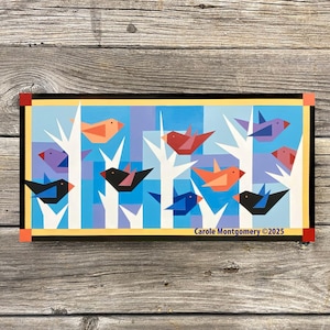 Pode incluir: Uma pintura retangular com pássaros e árvores estilizadas. Os pássaros são de várias cores, incluindo laranja, vermelho, azul e roxo. As árvores são brancas sobre um fundo azul e roxo. A pintura é emoldurada em preto com uma borda amarela.