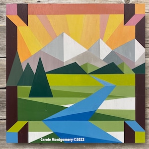 Könnte beinhalten: Geometrisches abstraktes Gemälde einer Berglandschaft mit einem Fluss, der durch ein Tal fließt. Der Himmel ist leuchtend gelb mit orangefarbenen und rosafarbenen Strahlen. Die Berge sind weiß, grau und lila. Der Fluss ist blau. Die Bäume sind grün. Das Gemälde ist signiert mit "Carole Montgomery ©2022".