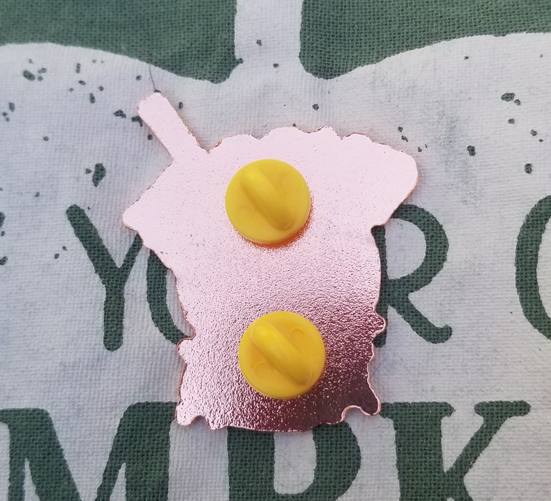 Pode incluir: Pin de esmalte dourado rosa com uma imagem de desenho animado rosa e branca de um copo de boba tea com um canudo. O pin tem dois fechos de metal amarelos na parte de tr&aacute;s.