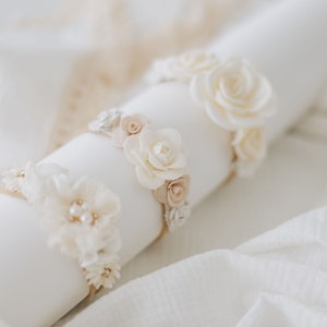 Magnifiques bandeaux fleuris pour bébé/noeud blanc pour des occasions spéciales Baptême de bébé/baptême/jour de bénédiction