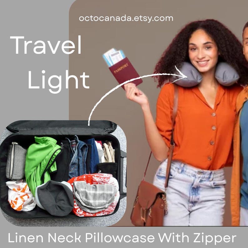 Op de afbeelding: Promotieafbeelding voor een reiskussen van grijs linnen met rits. Een persoon draagt een nekkussen en houdt een paspoort vast. Een koffer is gevuld met kleding. De tekst luidt "Travel Light".