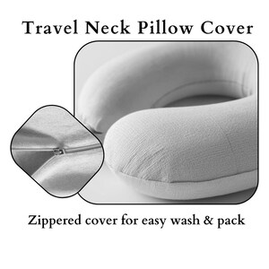Op de afbeelding: Een lichtgrijze reiskussenhoes met ritssluiting. De afbeelding toont de vorm en textuur van het kussen, met een close-up van de rits. Tekst op de afbeelding: "Travel Neck Pillow Cover" en "Zippered cover for easy wash & pack."