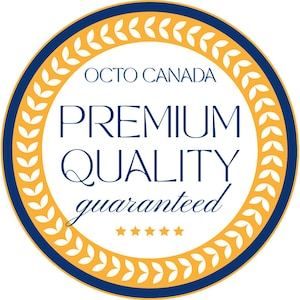 Op de afbeelding: Een cirkelvormig embleem met een blauwe en gouden rand. De tekst "OCTO CANADA" staat bovenaan, met "PREMIUM QUALITY guaranteed" in het midden. Vijf gouden sterren staan onderaan en een gouden bladontwerp omcirkelt de tekst.