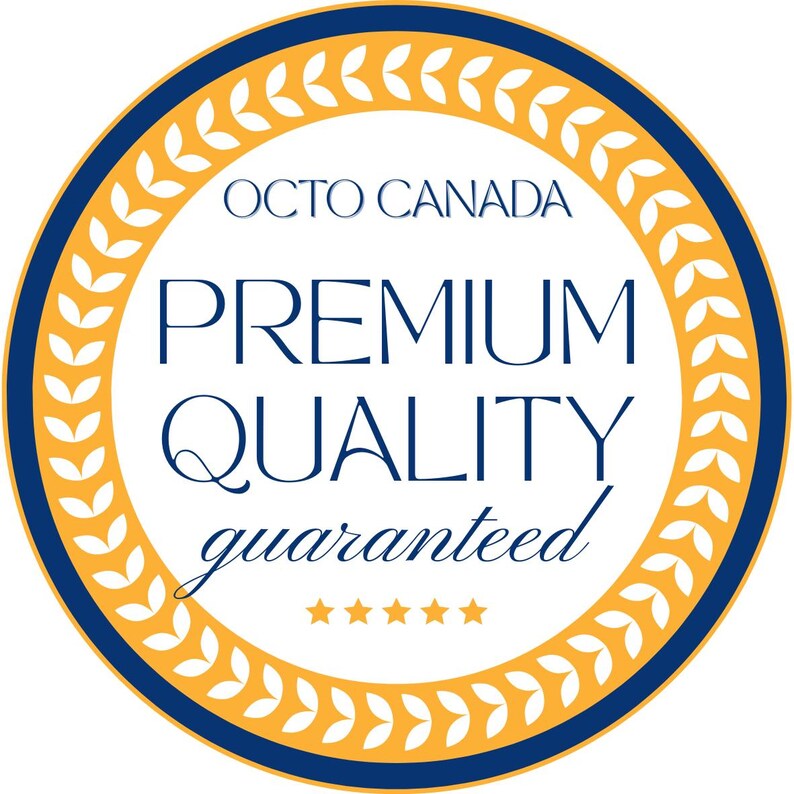 Op de afbeelding: Een cirkelvormig embleem met een blauwe en gouden rand. De tekst "OCTO CANADA" staat bovenaan, met "PREMIUM QUALITY guaranteed" in het midden. Vijf gouden sterren staan onderaan en een gouden bladontwerp omcirkelt de tekst.