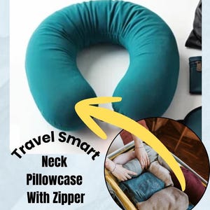Op de afbeelding: Teal nekkussen met ritssluiting. Het U-vormige kussen is ontworpen voor op reis. De afbeelding bevat de tekst "Travel Smart Neck Pillowcase With Zipper".