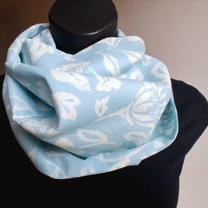 Bufanda infinita de algodón con estampado floral azul: chal ligero de viaje