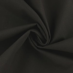 Op de afbeelding: Close-up van een donkergrijze stof met zachte plooien en een subtiele textuur. Het materiaal is effen van kleur, zonder zichtbare patronen of ontwerpen. De stof is strak geweven en heeft een matte afwerking.