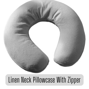 Op de afbeelding: Een lichtgrijs linnen nekkussen met een rits. Het U-vormige kussen is ontworpen voor nekondersteuning en comfort. De tekst "Linen Neck Pillowcase With Zipper" wordt onderaan de afbeelding weergegeven.