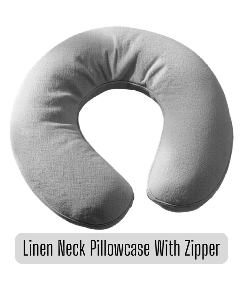 Op de afbeelding: Een lichtgrijs linnen nekkussen met een rits. Het U-vormige kussen is ontworpen voor nekondersteuning en comfort. De tekst "Linen Neck Pillowcase With Zipper" wordt onderaan de afbeelding weergegeven.