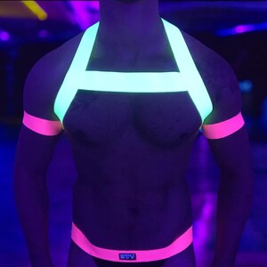 Harnais torse néon, homme - jaune UV et rose, costume festival amusant, tenue rave lumière noire, tenues de fête de la fierté gay, harnais élastique, FTM
