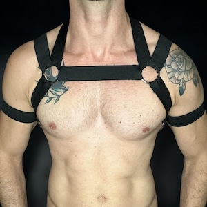 Schwarzer Brustharness mit Armbändern: Passgenau Pride Party Outfit