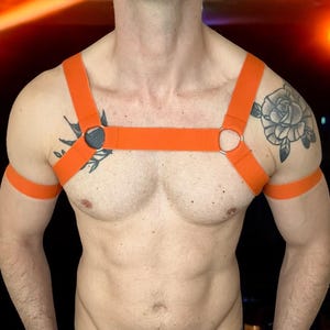 Orange Herren Brustgurt & Bizepsbänder, Clip-On-Körpergurte, Jockstrap, Oberschenkelbänder. Gay Pride Queer Outfit, Zirkel Party Fetisch Club Zahnrad