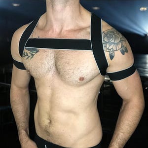 Schwarzer elastischer Brustgurt mit weißem Rand, Herren Clubwear, Handgemachtes Festival Outfit, Gay Pride Outfit, Rave Ausrüstung