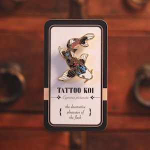 Pin de esmalte con tatuaje de koi