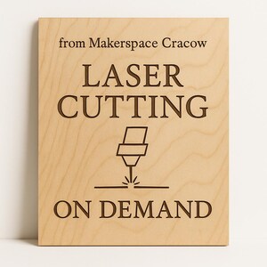 Może przedstawiać: Jasny drewniany znak z napisem "from Makerspace Cracow" na górze. Poniżej wygrawerowane są słowa "LASER CUTTING", z ilustracją wycinarki laserowej i słowami "ON DEMAND" na dole.