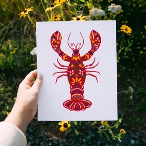Puede incluir: Un langostino rojo con un patrón floral, el langostino está contorneado en negro y tiene un fondo blanco.