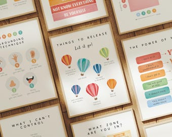 Può includere: Una collezione di poster educativi incorniciati con frasi e diagrammi motivazionali. I poster presentano disegni colorati e testo come "Fai errori", "Tecnica di radicamento" e "Il potere del non ancora". Le cornici sono di colore marrone chiaro.