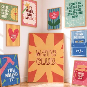 Op de afbeelding: Een collectie van acht rechthoekige wandposters met educatieve en wiskundige afbeeldingen. De posters tonen diverse kleuren, patronen en teksten, waaronder "Math Club", "Great Minds Grow Here", "I Love Math" en "You Nailed It".