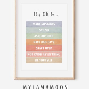 Puede incluir: Una impresi&oacute;n de arte de pared imprimible con un fondo de acuarela en tonos de azul, verde, naranja y rosa. El texto dice "It's OK to..." y enumera lo siguiente: "Make Mistakes", "Say No", "Ask for Help", "Have Bad Days", "Start Over", "Not Know Everything", y "Be Yourself". El texto est&aacute; en blanco y el fondo es una acuarela. La impresi&oacute;n est&aacute; enmarcada en un marco de madera claro. El texto "MYLAMAMOON printable wall art" est&aacute; en la parte inferior de la impresi&oacute;n.