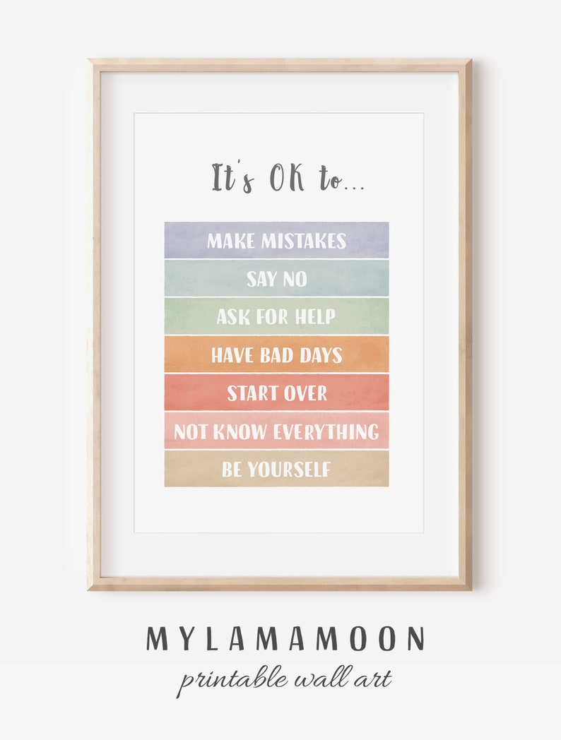 Puede incluir: Una impresi&oacute;n de arte de pared imprimible con un fondo de acuarela en tonos de azul, verde, naranja y rosa. El texto dice "It's OK to..." y enumera lo siguiente: "Make Mistakes", "Say No", "Ask for Help", "Have Bad Days", "Start Over", "Not Know Everything", y "Be Yourself". El texto est&aacute; en blanco y el fondo es una acuarela. La impresi&oacute;n est&aacute; enmarcada en un marco de madera claro. El texto "MYLAMAMOON printable wall art" est&aacute; en la parte inferior de la impresi&oacute;n.