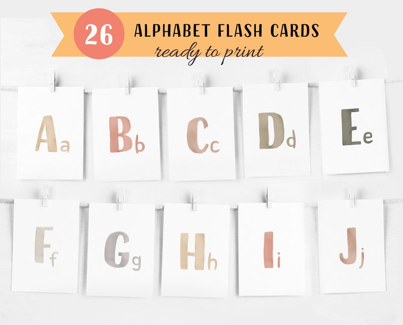 K&ouml;nnte beinhalten: 26 Alphabet-Karteikarten zum Ausdrucken. Jede Karte zeigt einen anderen Buchstaben des Alphabets im Aquarell-Stil mit einem hellbraunen, rosa oder grauen Hintergrund.