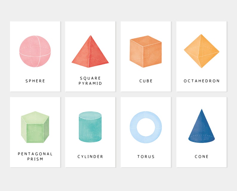 Pu&ograve; includere: Un set di otto carte illustrate che presentano diverse forme geometriche, tra cui una sfera, una piramide quadrata, un cubo, un ottaedro, un prisma pentagonale, un cilindro, un toro e un cono. Ogni carta ha un'illustrazione della forma in stile acquerello e il suo nome stampato sotto.