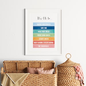 Op de afbeelding: Een motiverende poster met een aquarel achtergrond in tinten blauw, groen, geel, oranje en roze. De poster bevat de tekst "It's OK to..." gevolgd door een lijst met zinnen: "Make Mistakes", "Say No", "Ask for Help", "Have Bad Days", "Start Over", "Not Know Everything", en "Be Yourself".