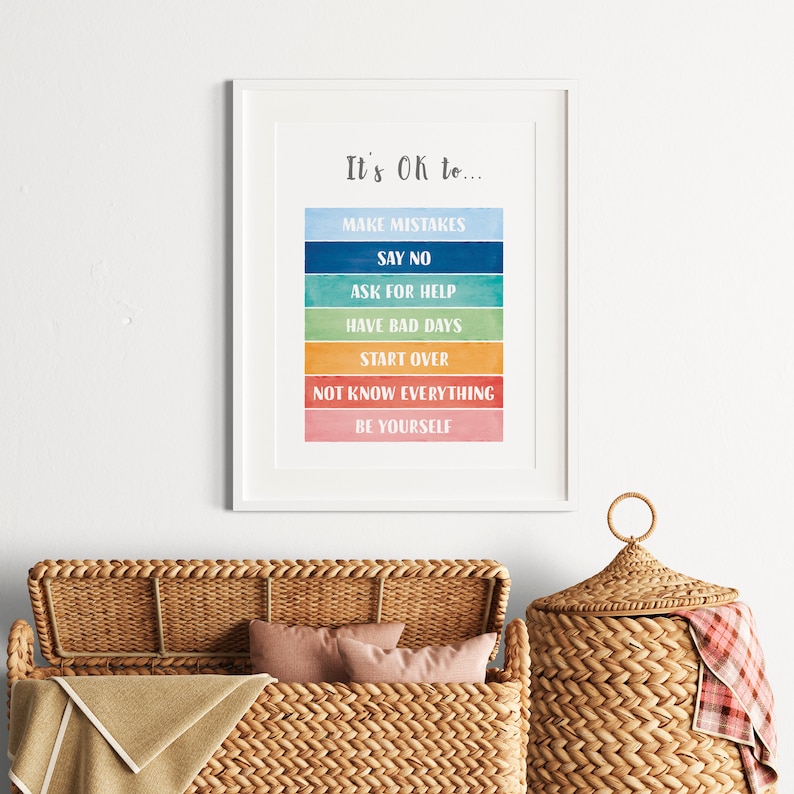 Op de afbeelding: Een motiverende poster met een aquarel achtergrond in tinten blauw, groen, geel, oranje en roze. De poster bevat de tekst "It's OK to..." gevolgd door een lijst met zinnen: "Make Mistakes", "Say No", "Ask for Help", "Have Bad Days", "Start Over", "Not Know Everything", en "Be Yourself".