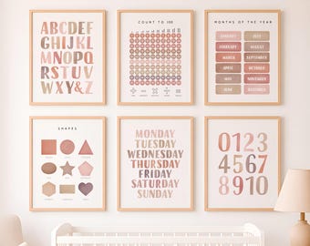 Könnte beinhalten: Sechs gerahmte Lernposter in neutralen Farben. Die Poster zeigen das Alphabet, Zahlen, Formen, Wochentage, Monate und Zählen bis 100. Die Rahmen sind aus hellem Holz.