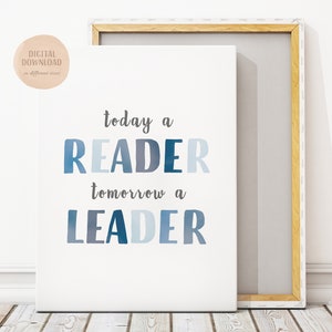 Peut inclure: Une impression aquarelle bleue et blanche avec le texte "today a reader tomorrow a leader".