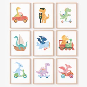Puede incluir: Nueve impresiones artísticas enmarcadas con ilustraciones de dinosaurios. Cada dinosaurio está representado en una actividad diferente, como conducir un coche, montar en patinete o volar en avión. Las impresiones tienen un fondo blanco y están enmarcadas en marrón claro.