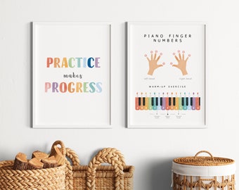 Puede incluir: Dos impresiones enmarcadas con un esquema de colores arcoíris. La impresión de la izquierda dice "PRACTICE makes PROGRESS". La impresión de la derecha muestra un diagrama de los números de los dedos del piano y un teclado con un ejercicio de calentamiento.