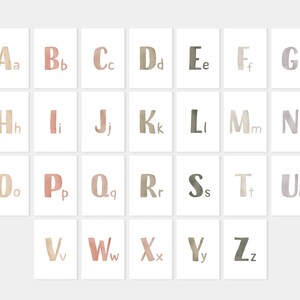K&ouml;nnte beinhalten: Ein Satz Alphabet-Flashcards mit aquarellierten Buchstaben in verschiedenen Braunt&ouml;nen, Rosa und Beige. Jede Karte zeigt einen Gro&szlig;- und Kleinbuchstaben.