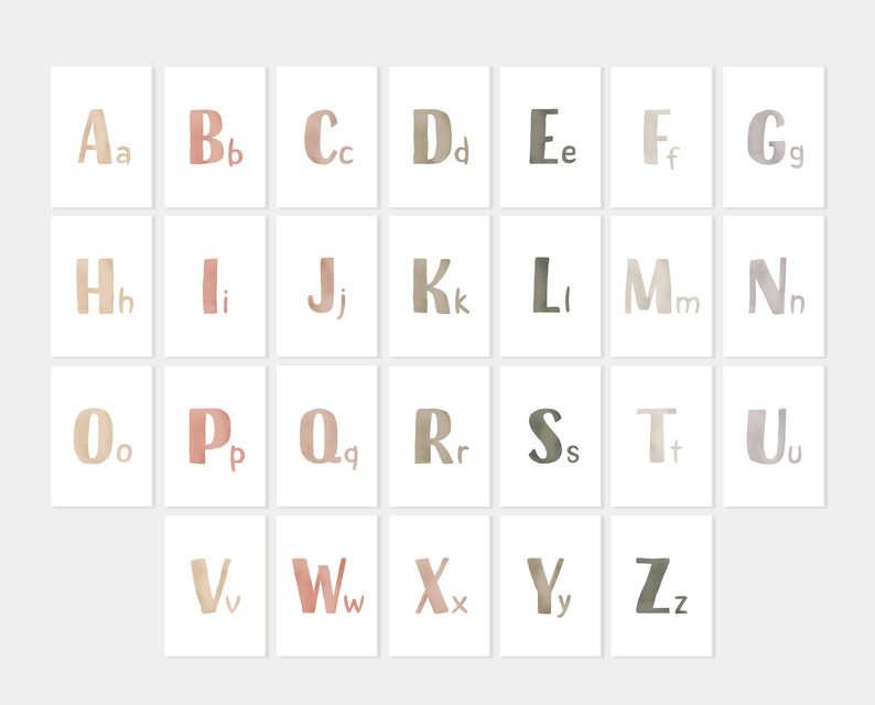 K&ouml;nnte beinhalten: Ein Satz Alphabet-Flashcards mit aquarellierten Buchstaben in verschiedenen Braunt&ouml;nen, Rosa und Beige. Jede Karte zeigt einen Gro&szlig;- und Kleinbuchstaben.