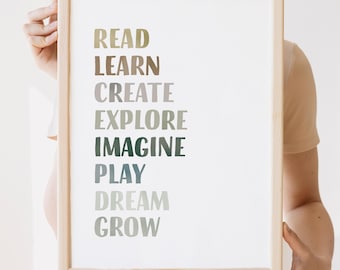 Könnte beinhalten: Ein gerahmter Druck mit den Worten "READ LEARN CREATE EXPLORE IMAGINE PLAY DREAM GROW" in einem Farbverlauf von Grün, Grau und Braun.