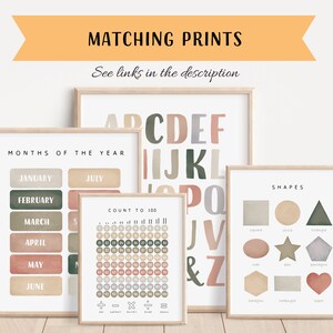 K&ouml;nnte beinhalten: Satz von vier druckbaren Postern mit p&auml;dagogischen Themen f&uuml;r Kinder. Die Poster zeigen ein farbenfrohes Alphabet, die Monate des Jahres, Formen und eine Tabelle zum Z&auml;hlen bis 100. Die Poster haben einen aquarellartigen Hintergrund in gedeckten Gr&uuml;nt&ouml;nen, Braun- und Rosat&ouml;nen.
