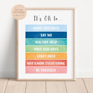 Op de afbeelding: Een printable poster met een regenboog aquarel achtergrond en de tekst "It's OK to..." gevolgd door een lijst met positieve affirmaties: "Make Mistakes", "Say No", "Ask for Help", "Have Bad Days", "Start Over", "Not Know Everything", en "Be Yourself".