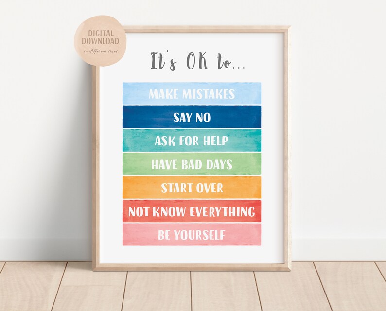 Op de afbeelding: Een printable poster met een regenboog aquarel achtergrond en de tekst "It's OK to..." gevolgd door een lijst met positieve affirmaties: "Make Mistakes", "Say No", "Ask for Help", "Have Bad Days", "Start Over", "Not Know Everything", en "Be Yourself".