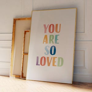 Poster "Sei così amato", stampa arcobaleno per la sala giochi, vivace decorazione da parete per la cameretta dei bambini, graziosa decorazione da parete per la cameretta dei bambini, poster con affermazione, download digitale