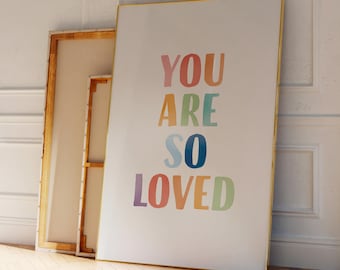 You Are So Loved Poster, Regenbogen Spielzimmer Druck, lebendige Kinderzimmer Wanddekoration, süße Babyzimmer Wand Dekoration, Affirmation Poster, digitaler Download