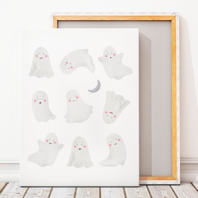 Puede incluir: Una impresi&oacute;n en lienzo blanco con una ilustraci&oacute;n de acuarela de nueve fantasmas lindos con mejillas rosadas. Los fantasmas est&aacute;n en varias poses, algunos est&aacute;n volando, algunos est&aacute;n durmiendo y algunos est&aacute;n sonriendo. Hay una luna creciente en la esquina superior derecha de la impresi&oacute;n.