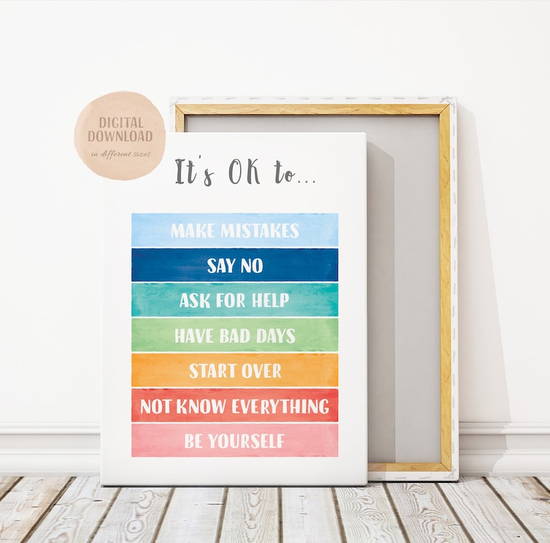 Op de afbeelding: Een kleurrijke, printbare wandposter met de tekst "It's OK to..." en een lijst met positieve affirmaties: Fouten maken, Nee zeggen, Hulp vragen, Slechte dagen hebben, Opnieuw beginnen, Niet alles weten, Wees jezelf.
