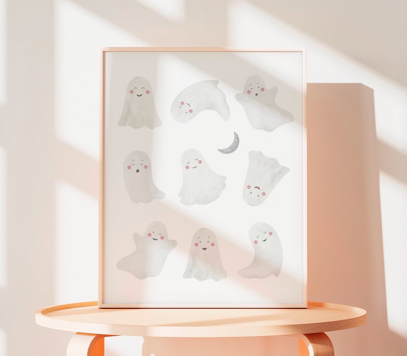 Puede incluir: Una impresi&oacute;n enmarcada con fondo blanco y un patr&oacute;n de 10 lindos fantasmas de dibujos animados con diferentes expresiones. Los fantasmas est&aacute;n en varias poses, algunos est&aacute;n volando, algunos est&aacute;n durmiendo y algunos est&aacute;n sonriendo. Hay una luna creciente en la parte superior central de la impresi&oacute;n.