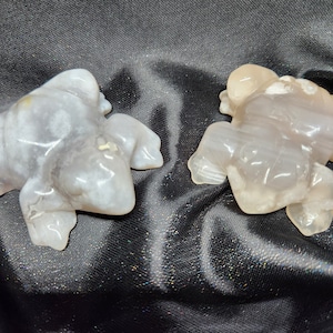 Flower Agate Frog Carving