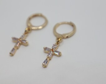 Boucles d'oreilles Huggie croix Zircon, boucles d'oreilles créoles minimalistes remplies d'or 14 carats, bijoux délicats à breloques crucifix, cadeau chrétien élégant pour elle
