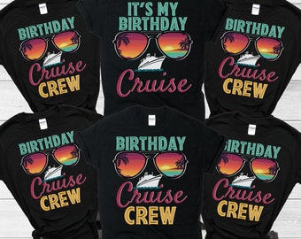 Puede incluir: Conjunto de seis camisetas negras con un tema de crucero de cumpleaños. Las camisetas presentan un gráfico de gafas de sol con una puesta de sol y un barco de crucero. El texto en las camisetas dice "Birthday Cruise Crew" e "It's My Birthday Cruise".