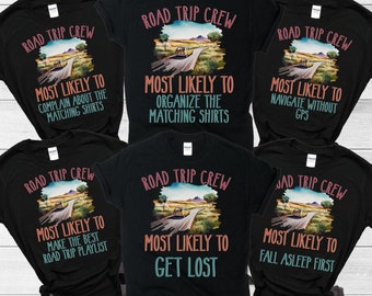 Puede incluir: Conjunto de seis camisetas negras con temática de viaje por carretera. Cada camiseta presenta una ilustración de dibujos animados de un automóvil conduciendo por una carretera con el texto "Road Trip Crew" y una descripción del papel de la persona en el viaje. Las descripciones incluyen "Most Likely to Complain About the Matching Shirts", "Most Likely to Organise the Matching Shirts", "Most Likely to Navigate Without GPS", "Most Likely to Make the Best Road Trip Playlist", "Most Likely to Get Lost", y "Most Likely to Fall Asleep First".
