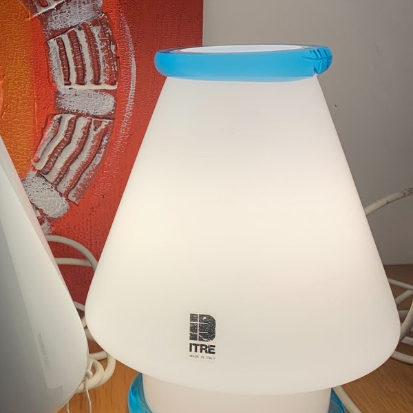 Lampada da tavolo a fungo I Tre Murano anni '70 * Vetro lattimo con bordo blu * Made in Italy *