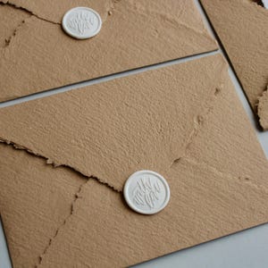 Envelope à mão marrom C6/A6 ou B6 com borda arredondada e selo de cera